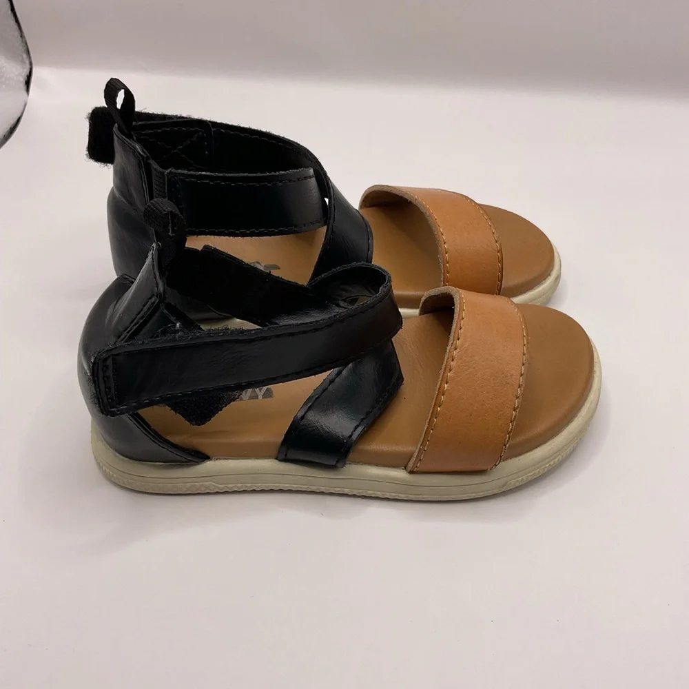 Old Navy Girls Black/Tan Criss-Cross Strap Sandles,‎ Size 7 Open Toe